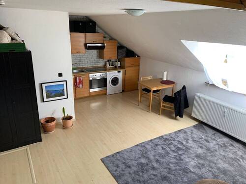 Wohnzimmer mit Einbauküche - 