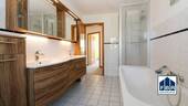 Vollbad mit Dusche und Badewanne - 