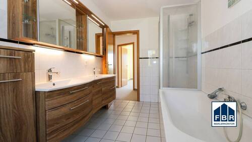 Vollbad mit Dusche und Badewanne - 