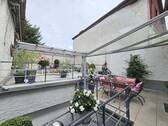 Überdachter Platz auf zwei Ebenen - 