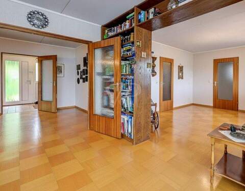 Wohnbereich mit Blick in den Essbereich (unmöbliert) - Einfamilienhaus mit 209,20 m&sup2; in Glashütten / Schloßborn zum Kaufen