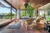 Wintergarten umsäumt von Grün - 