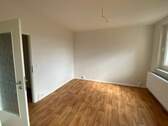 Wohnzimmer der Wohnung - Familienfreundlich & modern: Sanierte Wohnung in bester Lageng ist bereit!
