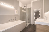 Badezimmer mit Dusche & Wanne - 