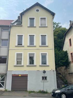 Straßenansicht - Saarbrücken. Top-Lage am Triller - Dreifamilienhaus mit großem Garten und viel Gestaltungspotential