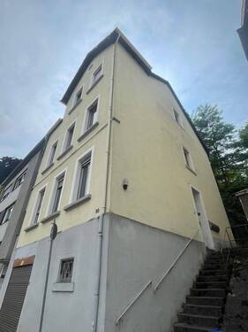 Giebelansicht - 5 Zimmer Mehrfamilienhaus, Wohnhaus zum Kaufen in Saarbrücken