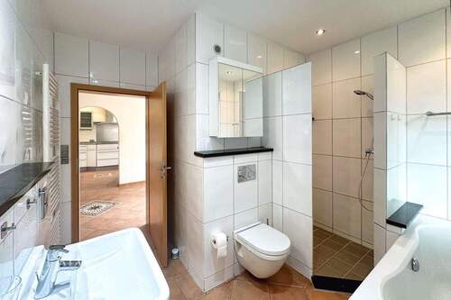 Bad Richtung WC und Dusche - 