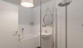  Modern gefliestes Badezimmer mit bodengleicher Dusche und Badewanne - 
