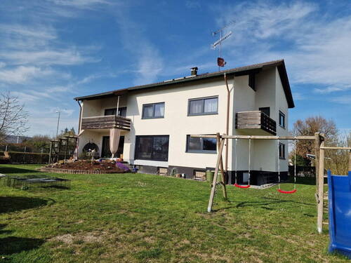 Südansicht - Modernisiertes Zweifamilienhaus mit großem Grundstück, neuer Technik (2024) in ruhiger Lage