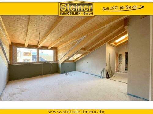 Blick ins Wohnzimmer - 3-Zimmer-Dach-Studio-Wohnung, LIFT, EBK, Keller, Kachelofen-Anschluss, TG-Platz a. W.