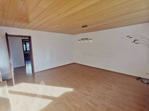 Wohnzimmer - 4 Zimmer Etagenwohnung zum Kaufen in Pforzheim