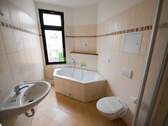 Tageslichtbad mit Badewanne und Dusche - 