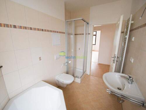 Tageslichtbad mit Badewanne und Dusche - 