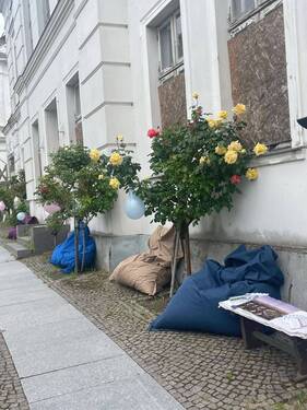 Außenansicht Circus 8 - Leben in historischem Gebäude mit Blick auf den Circus in der Rosenstadt Putbus- Großzügige 2-Zimmerwohnung mit Balkon