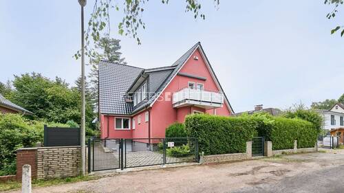 Hausansicht - + Mehrfamilienhaus mit 6 Einheiten in Tonndorf +
