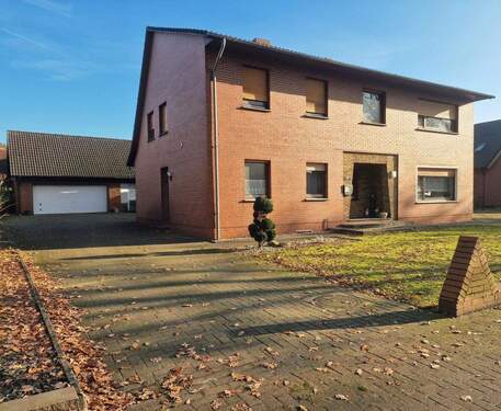 Hofeinfahrt - 1 Zimmer Mehrfamilienhaus, Wohnhaus in Garrel