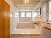 EG Badezimmer mit Wanne - 