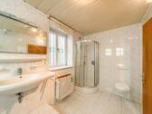 EG Badezimmer mit Dusche - 