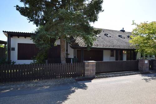 Außenansicht Pool/ Garage - 