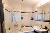 Badezimmer mit Badewanne - 