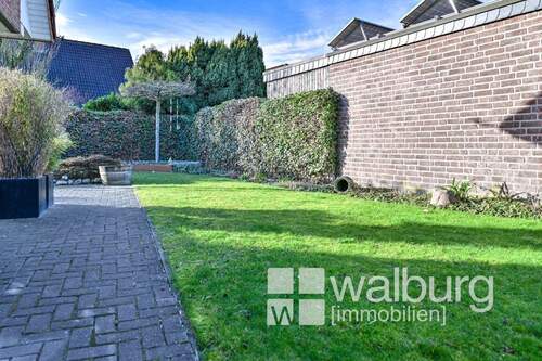 10 Garten mit Rasenflächen und Beeten - 