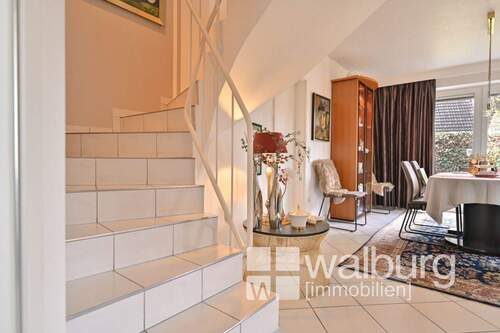 28 Treppe ins Obergeschoss - 