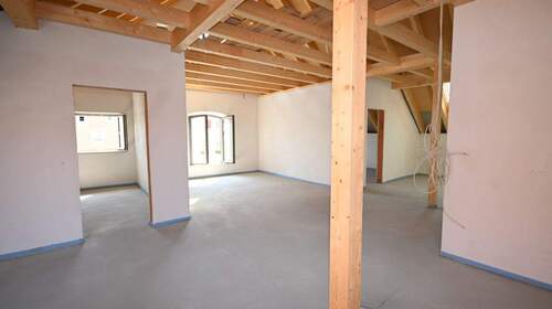 Blick von der Küche ins Wohnzimmer - 3 Zimmer Etagenwohnung zur Miete in Berching