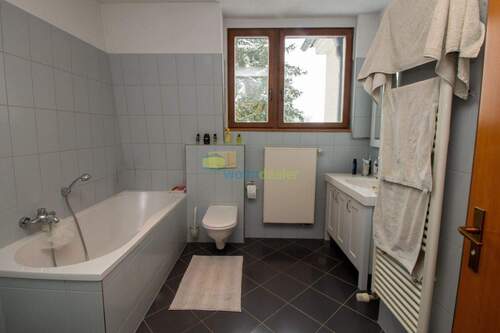 Tageslichtbad mit Badewanne - 