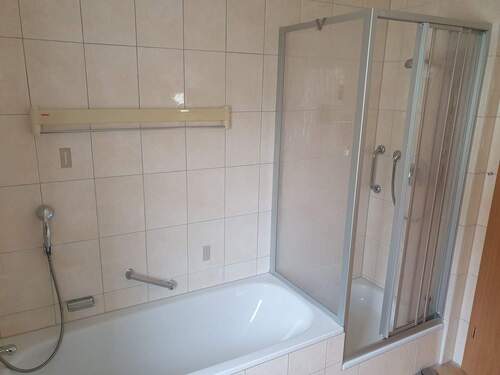 mit Wanne und Dusche - 