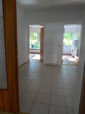 Blick vom Wohnzimmer (Doppeltür) in den Flur - Etagenwohnung mit 87,00 m² in Ahrensburg zur Miete