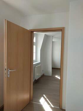 Blick von Küche in den Wohnbereich - 