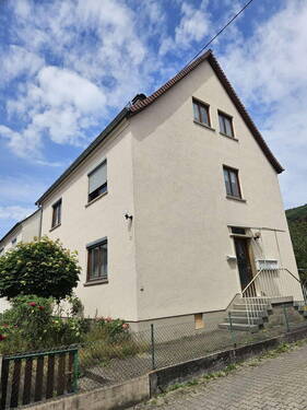 Hauseingangseite - Charmantes Mehrfamilienhaus mit Geschichte - Wohnen und Investieren in ruhiger Lage