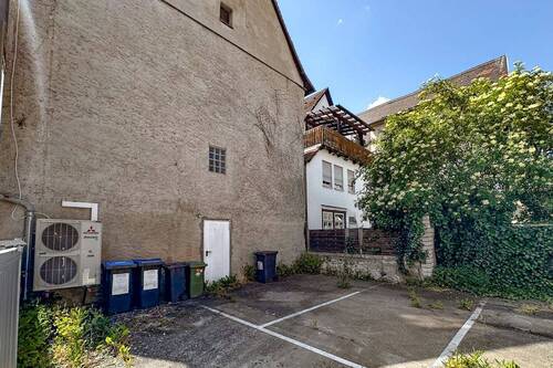 Hof mit Parkplätzen - Mehrfamilienhaus, Wohnhaus mit 198,00 m&sup2; in Forchheim zum Kaufen