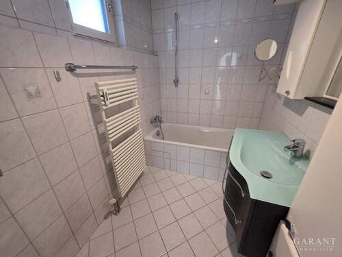 Tageslichtbad mit Wanne u Waschbecken - 