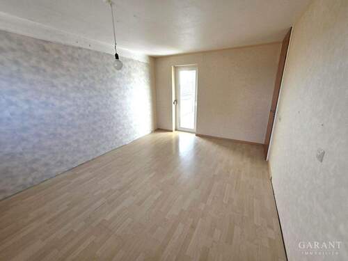 Zimmer 2 mit Ausgang zum Balkon - 