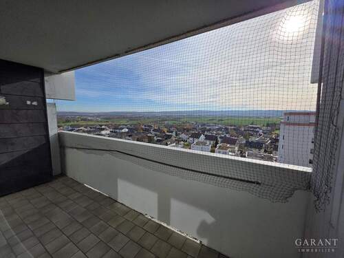 Aussicht vom Balkon am Wohnbereich - Sonnenlicht, Aussicht, Möglichkeiten! 3 Zimmer-Wohnung mit 2 Balkonen, Aufzug und 2 Parkplätzen!