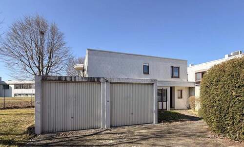 Außenansicht - Großzügiges Haus mit zwei Garagen!