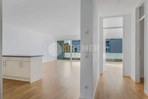 Wohnzimmer mit offener Küche u. Zi. 3 - 