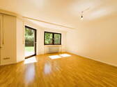 Blick aus dem Garten zum WZ - 3 Zimmer Etagenwohnung zum Kaufen in München