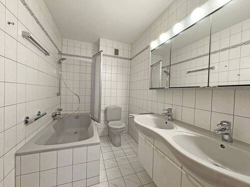 Bad - 5 Zimmer Reihenendhaus in Reutlingen