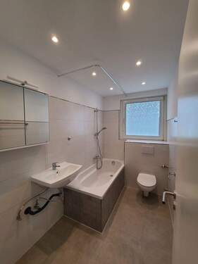 Bild 1 - 3 Zimmer mit Einbauküche, Balkon, Pkw-Stellplatz [in Frankfurt]