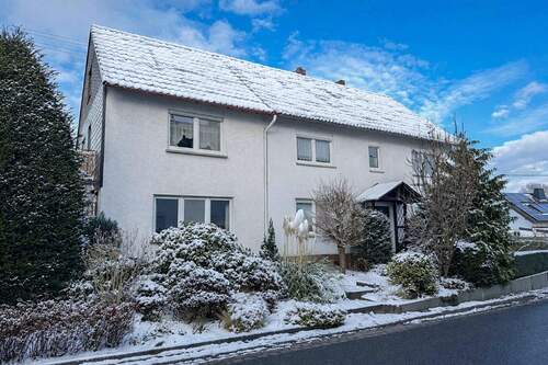 Frontansicht - Ein Zweifamilien Wohnhaus mit Nebengebäude auf großem Areal, zentral und ruhig in Flammersfeld!