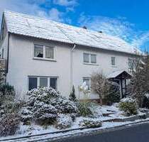 Ein Zweifamilien Wohnhaus mit Nebengebäude auf großem Areal, zentral und ruhig in Flammersfeld!