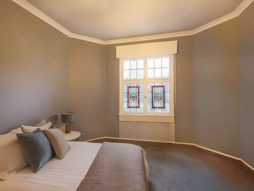 Geräumiges Schlafzimmer mit großen Fenstern und historischem Charakter (Möblierung KI-generiert) - 9 Zimmer Mehrfamilienhaus, Wohnhaus in Ludwigsburg