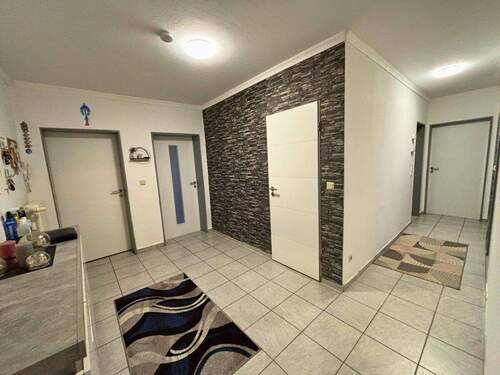 Flur - Etagenwohnung mit 100,20 m&sup2; in Lohne (Oldenburg) zum Kaufen