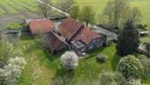 Hofanlage Luftaufnahme (1) - gepflegter Resthof mit Wohn- u. Wirtschaftsgebäuden und 1,5 ha Ländereien