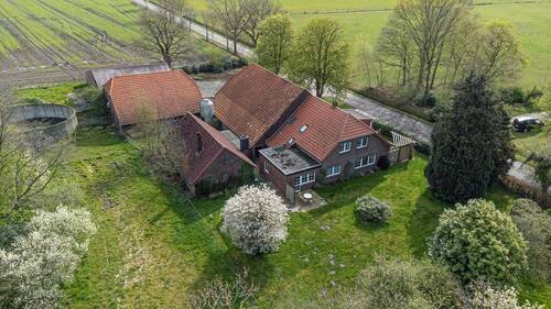 Hofanlage Luftaufnahme (1) - gepflegter Resthof mit Wohn- u. Wirtschaftsgebäuden und 1,5 ha Ländereien