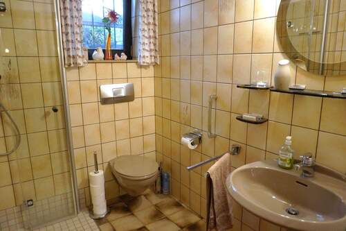 Gäste-WC mit Dusche - 