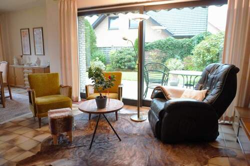 Esszimmer mit Leseecke und Zugang zur Terrasse - 