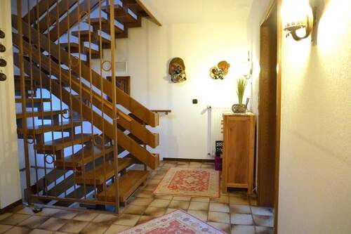 Diele mit freitragender Treppenanlage - 